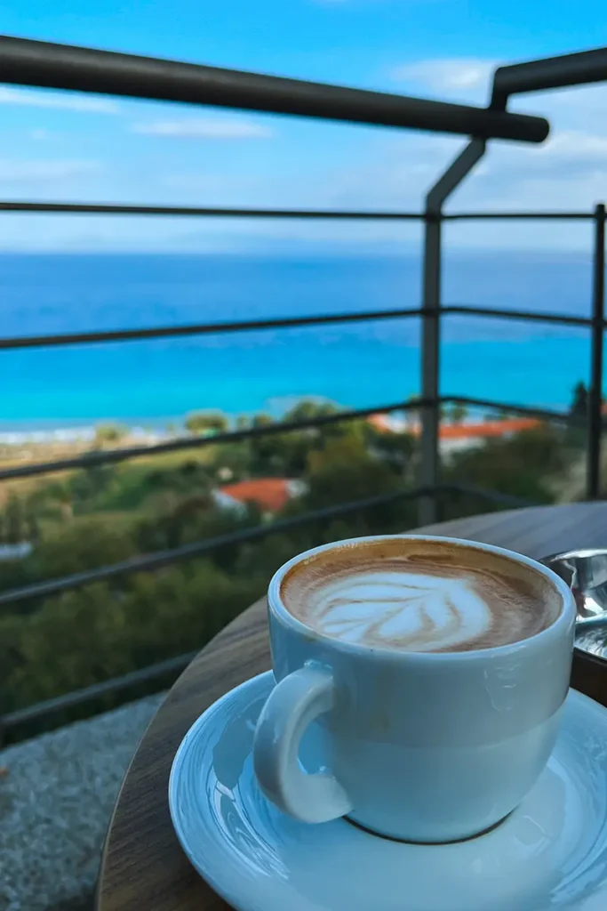Kaffee mit Ausblick aufs Meer in Afitos, Chalkidiki