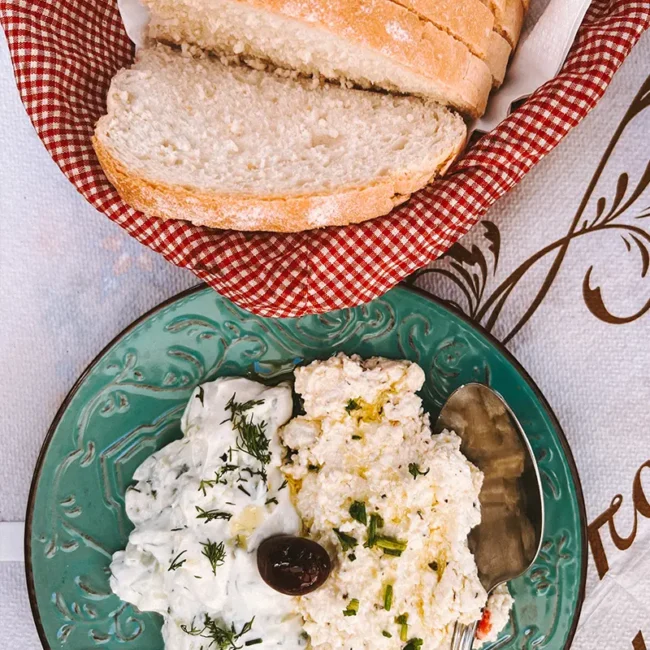 Griechische Spezialitäten in einer typischen Taverne