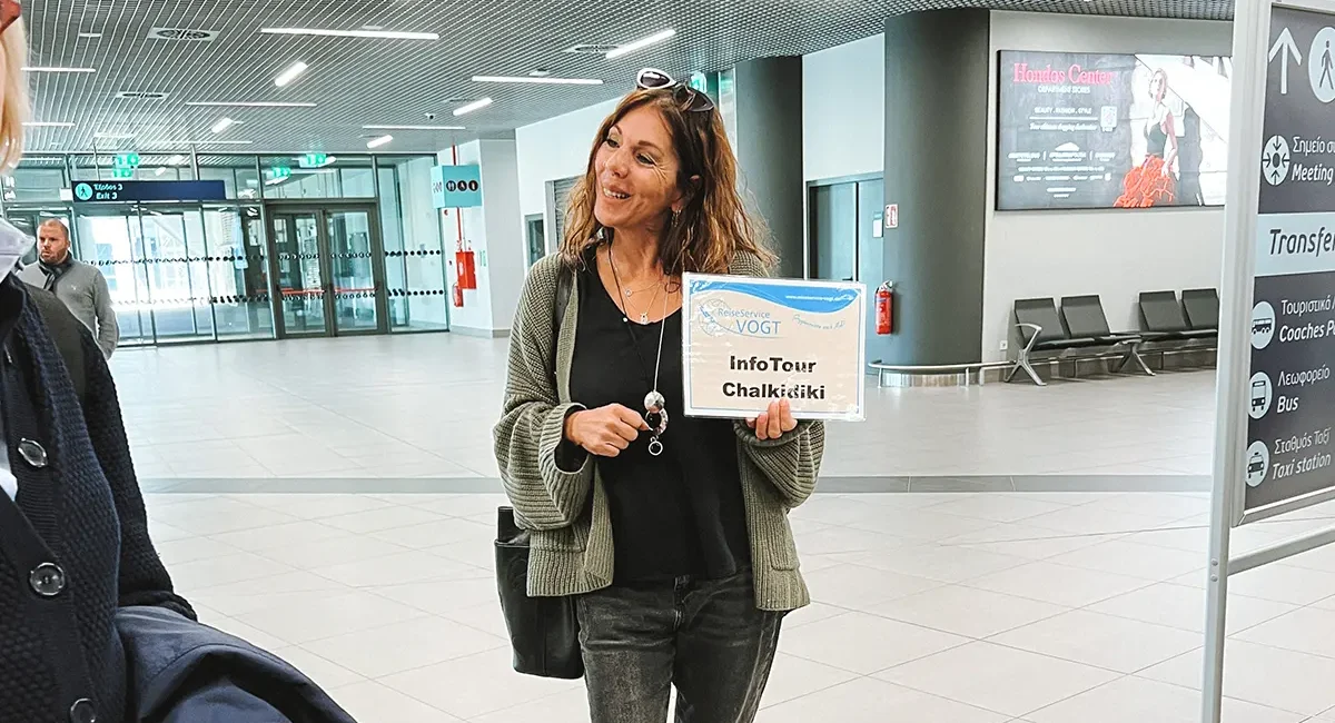 Reiseleiterin Popi begrüßt uns am Flughafen zur Infotour Chalkidiki
