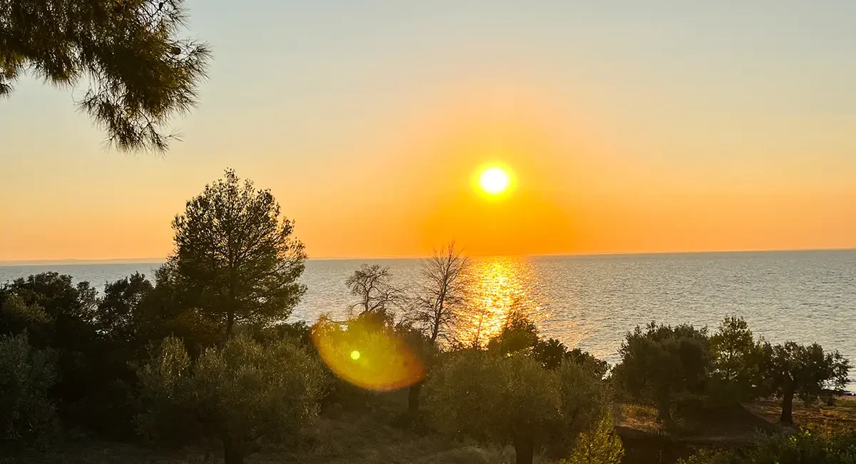 Sonnengang über dem Meer in Chalkidiki