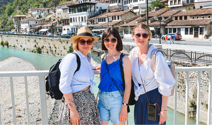 Reiseplanerinnen Zuzanna Skirecka und Maja Kunosic mit Geschäftsführerin Sarah Vogt in Berat, Albanien