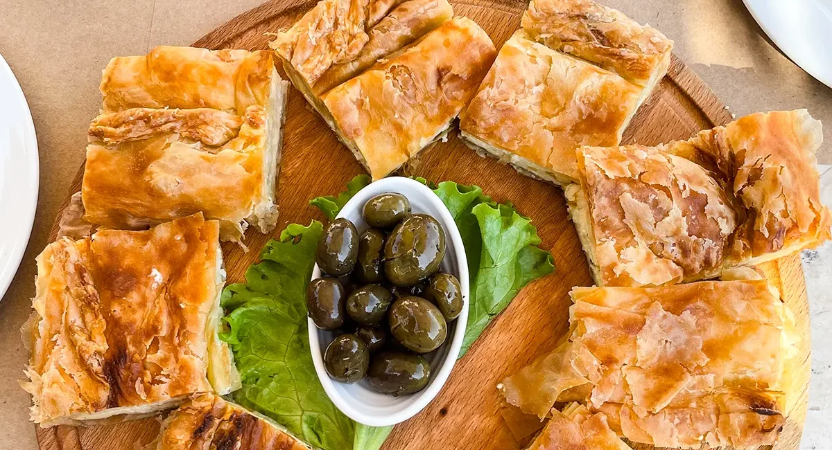 Börek und Oliven in Albanien