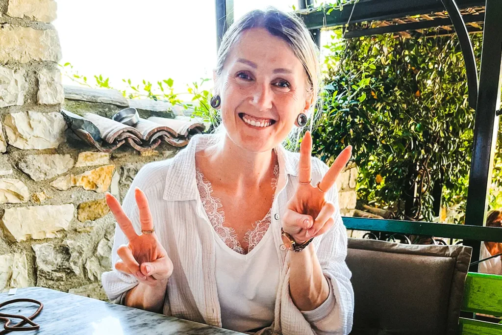 Reiseplanerin Maja Kunosic glücklich auf der Infotour Albanien