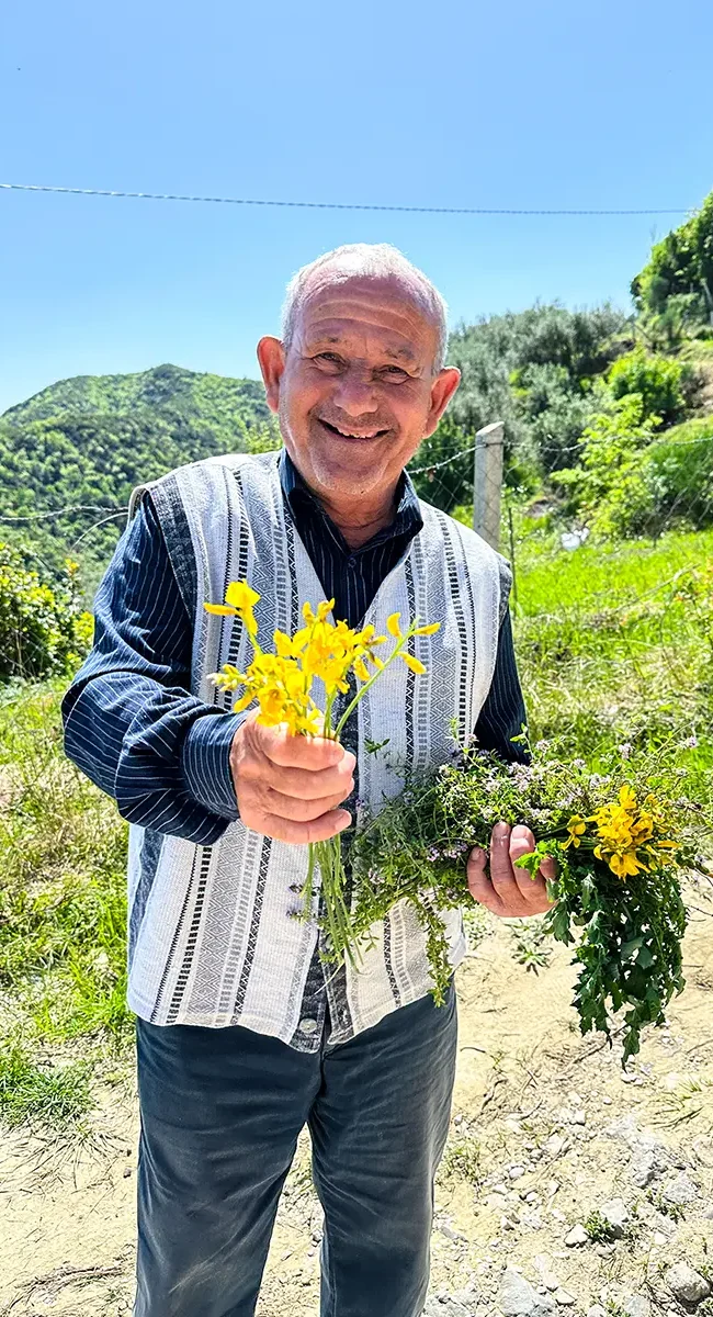 Albanischer Opa mit Blumen