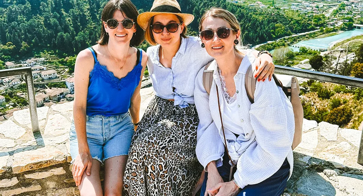 Geschäftsführerin Sarah Vogt mit Reiseplanerinnen Zuzanna Skirecka und Maja Kunosic