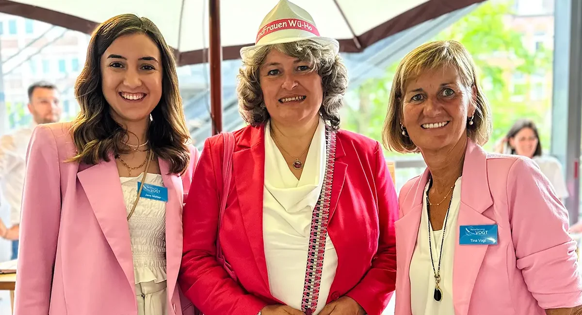 Marketing-Expertin Jane Melber und Seniorchefin Tina Vogt mit einer LandFrau der LandFrauen Württemberg-Hohenzollern