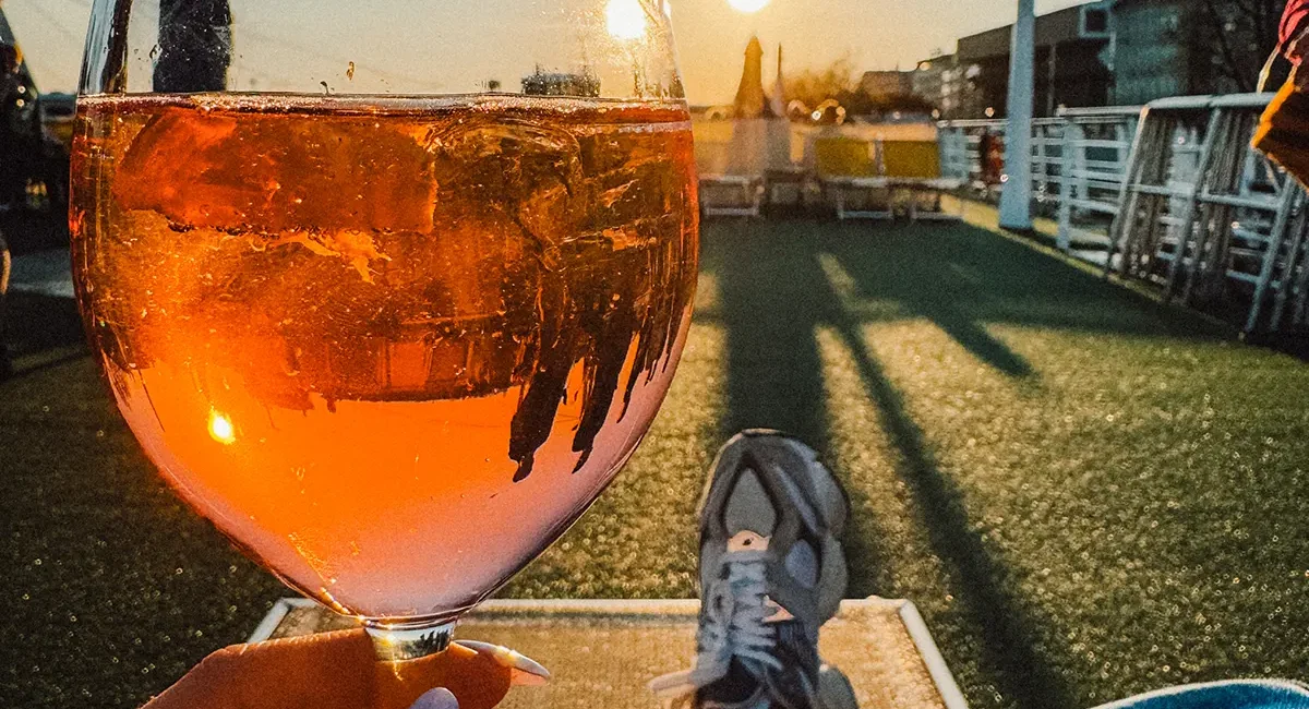 Mit einem Aperol Spritz auf dem Sonnendeck des Flusskreuzfahrtsschiffs auf der Donau