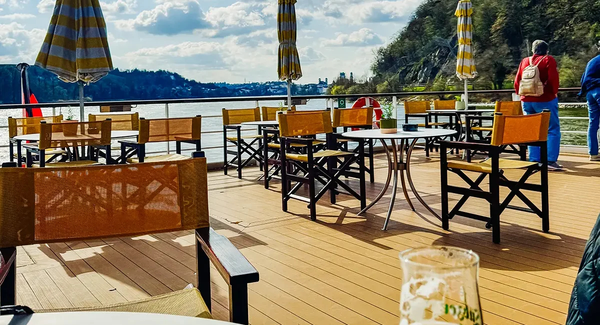 Sonnendeck auf dem Flusskreuzfahrtschiff von A-ROSA auf der Donau