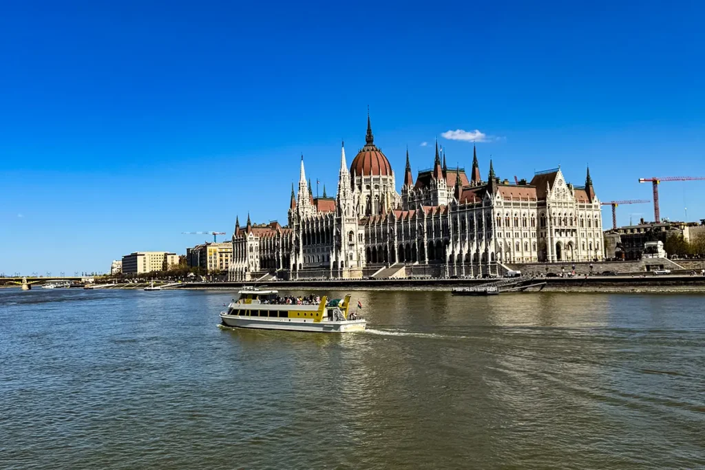 Flusskreuzfahrt auf der Donau - Einfahrt nach Budapest, Ungarn mit Blick auf das majestätische Parlament