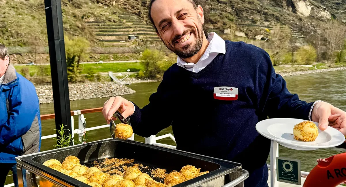 Leckere Marillenknödel mitten auf der Donau bei der Flusskreuzfahrt mit der A-ROSA Bella