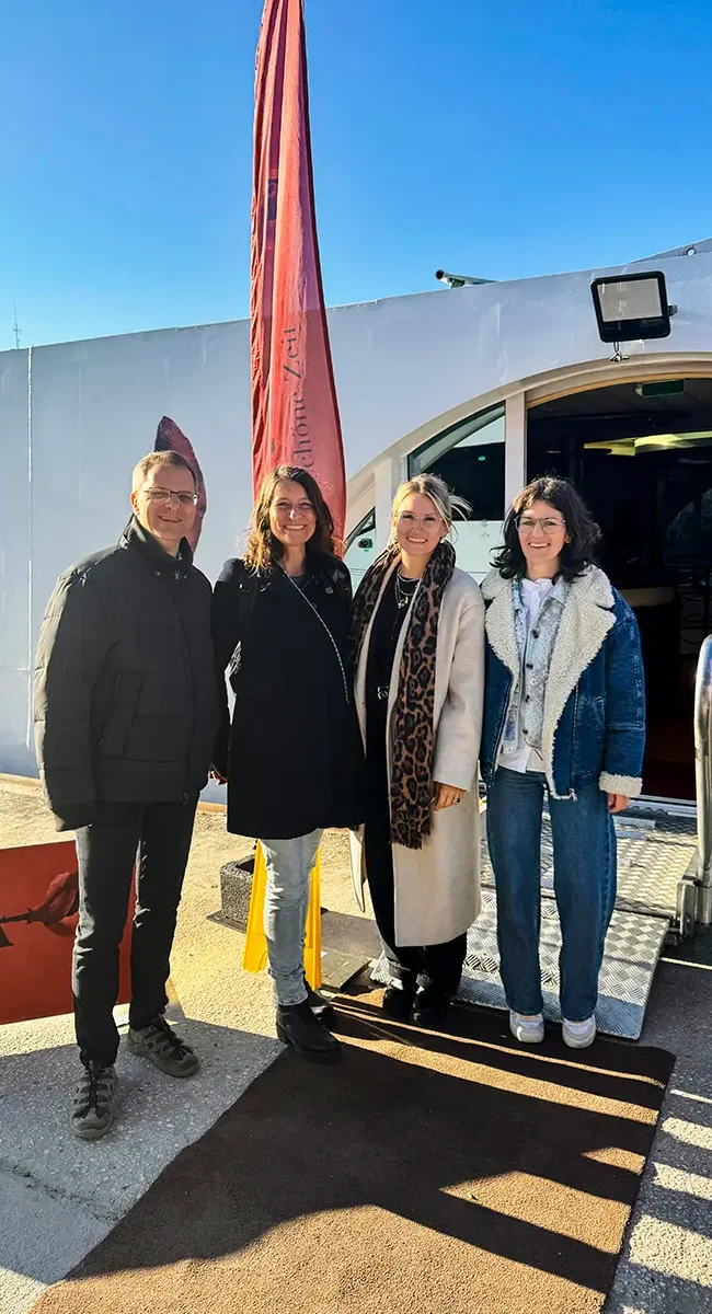 Reiseplaner Thomas Baumann mit Frau Stefanie, Laura und Sarah Vogt vor dem Flusskreuzfahrtschiff A-ROSA Bella