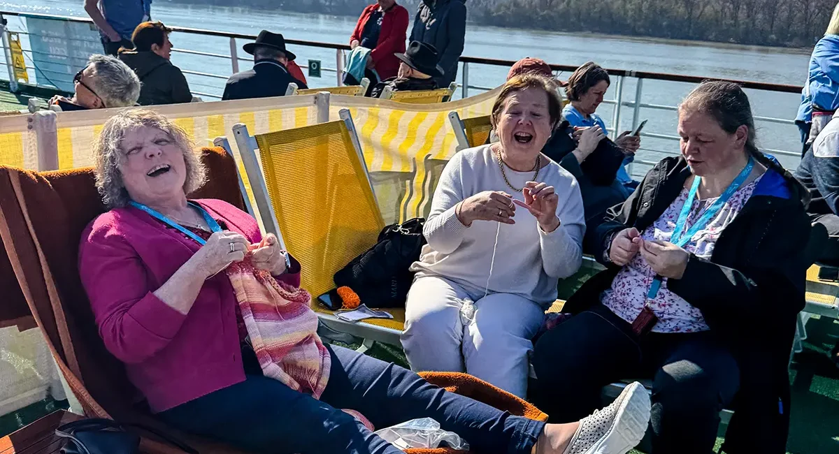 Gute Laune auf dem Sonnendeck - 3 Reiseteilnehmerinnen in der Sonne beim Stricken