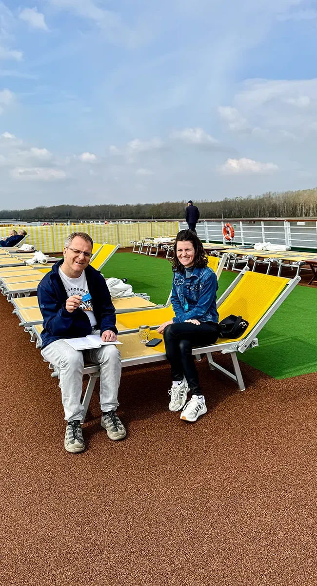Geschäftsführerin Sarah Vogt und Reiseplaner Thomas Baumann auf dem Sonnendeck des Flusskreuzfahrtschiffs