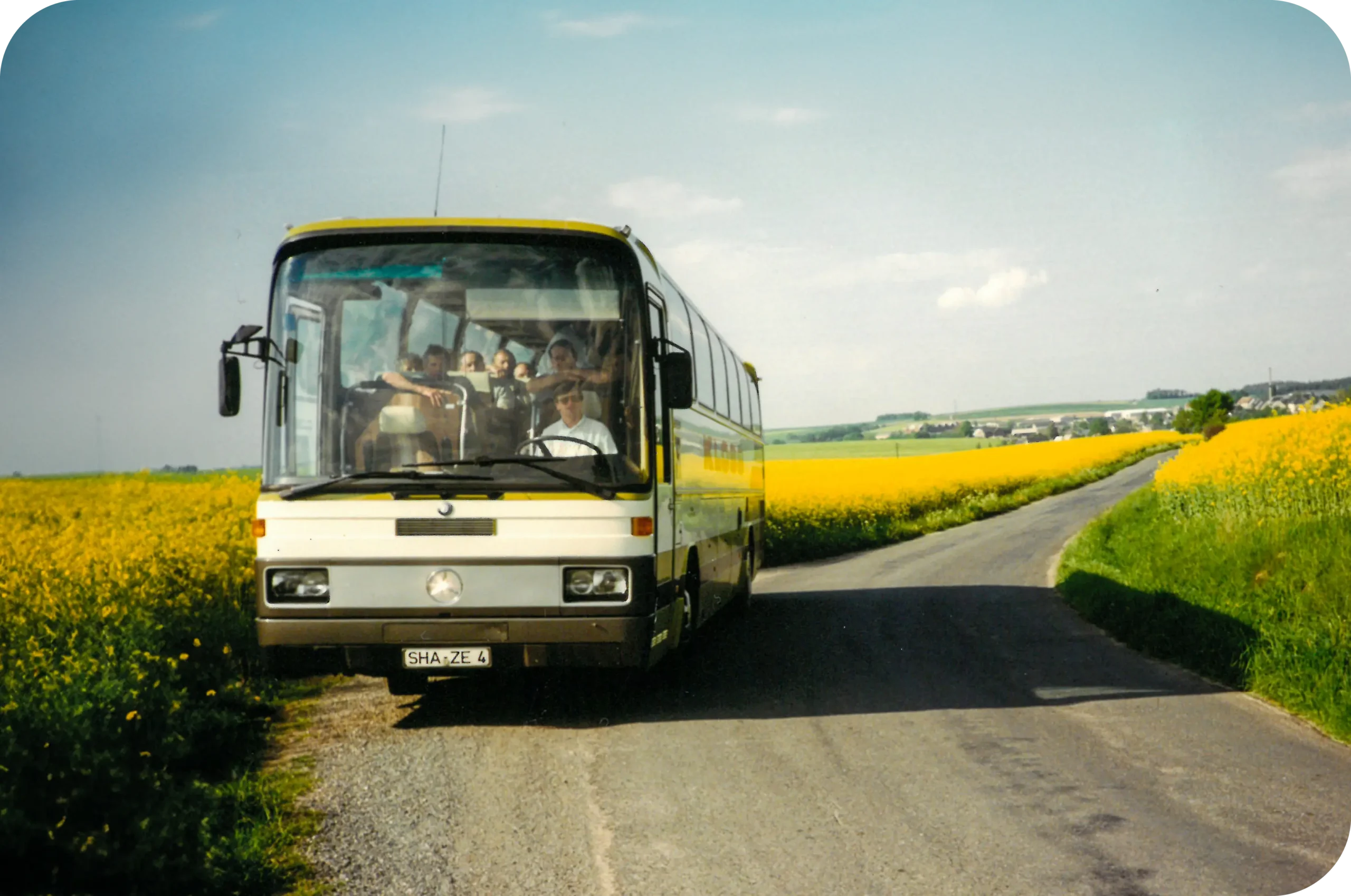 1990 Bus in der Landschaft vor Rapsfeld