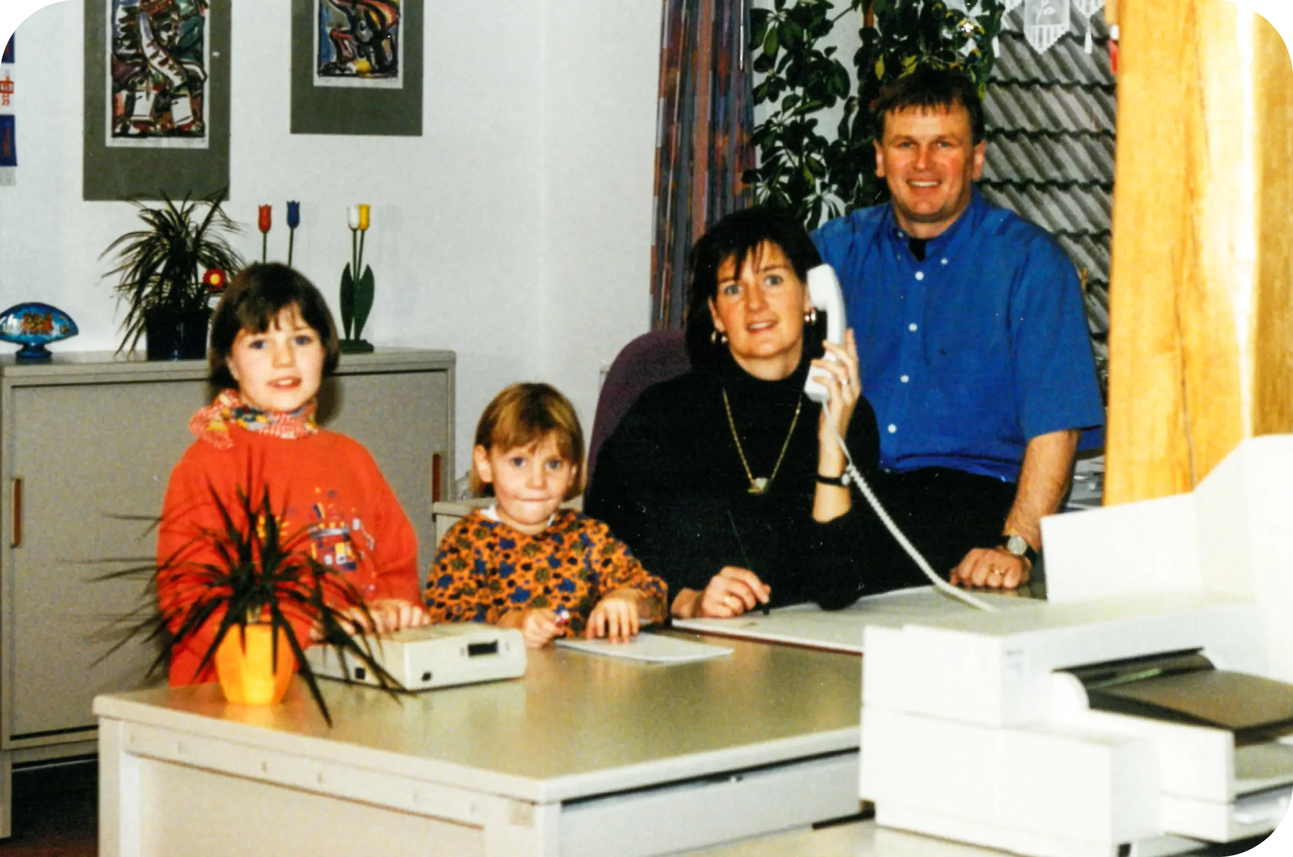 2005 Familie Vogt im neuen Büro, ehemals Viehstall