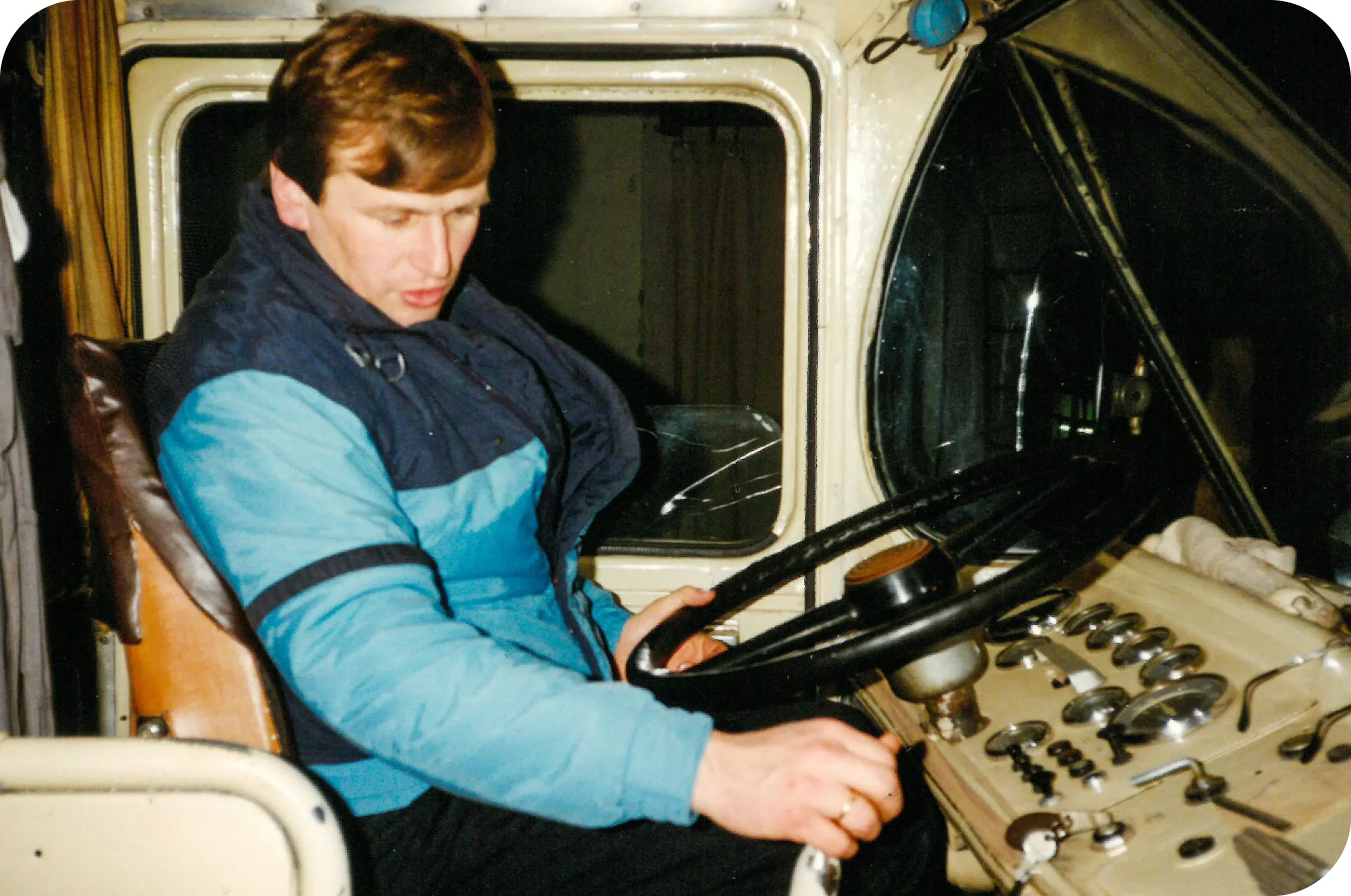 1988 Dieter Vogt am Lenkrad in einem Bus