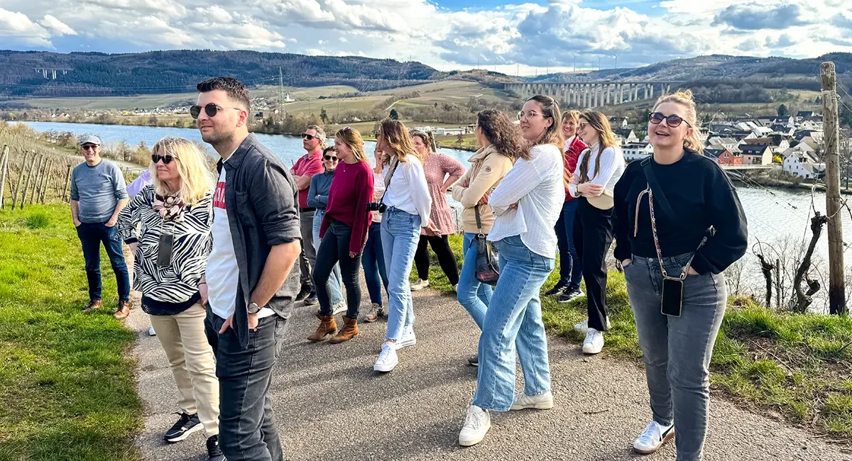 Das Team von ReiseService VOGT auf Betriebsausflug in den Weinbergen der Mosel