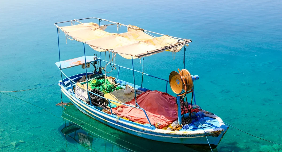 Ein traditionelles Fischerboot am albanischen Mittelmeer.
