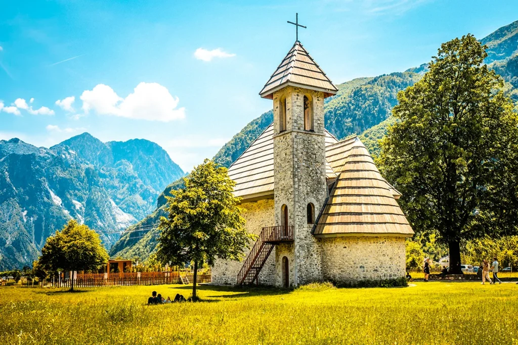 Kirche eines Bergdorfs in Albanien