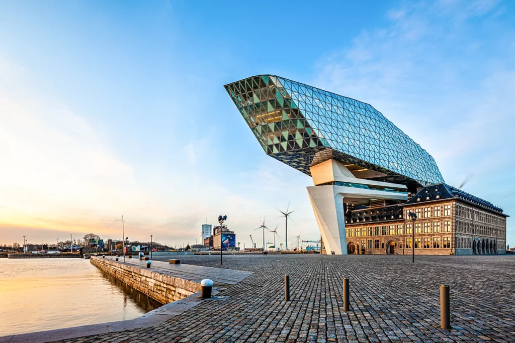 Das Antwerpener Hafenhaus am zweit größten Hafen Europas in Belgien