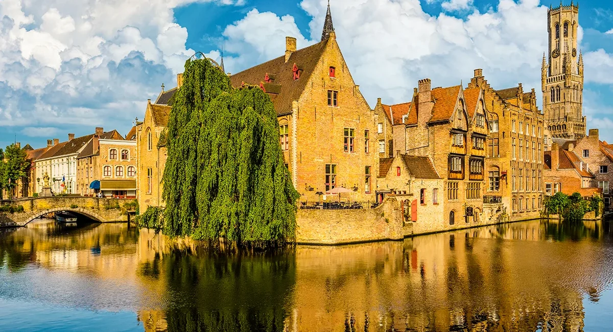 Blick vom Kanal auf mittelalterliche Gebäude in Brügge in Belgien