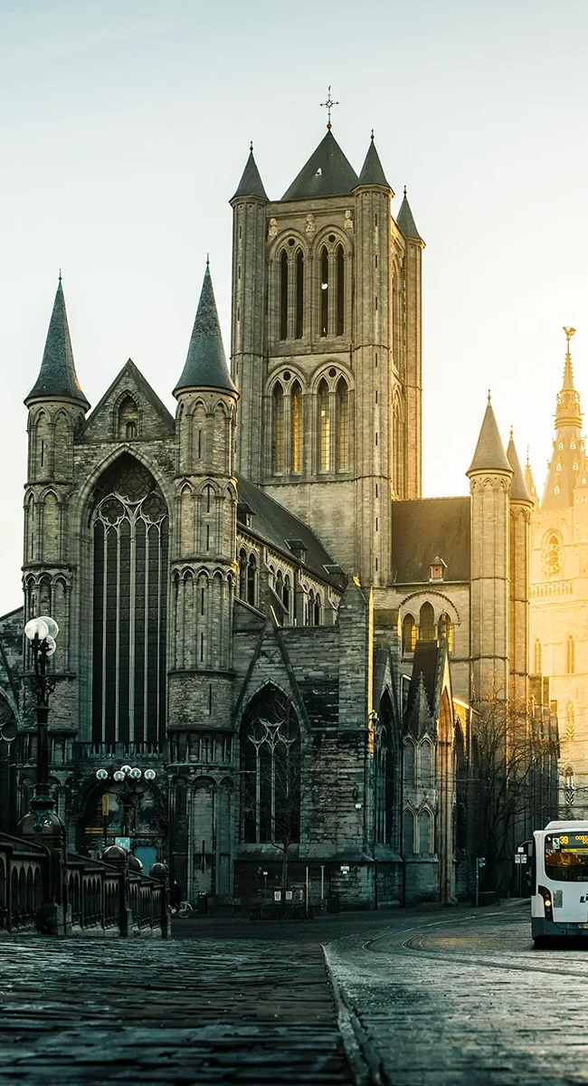 Weltberühmte St. Bavo Kathedrale im belgischen Gent bei Sonnenaufgang