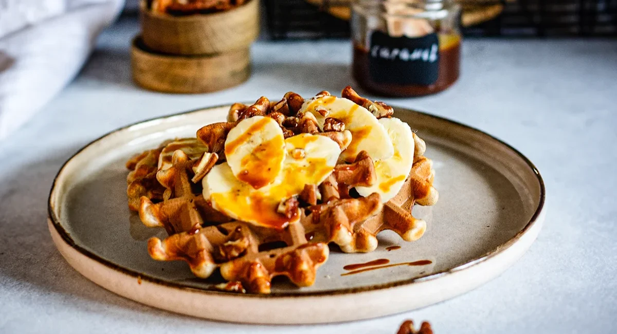 Belgische Waffeln mit Bananen, Nüssen und Karamellsoße