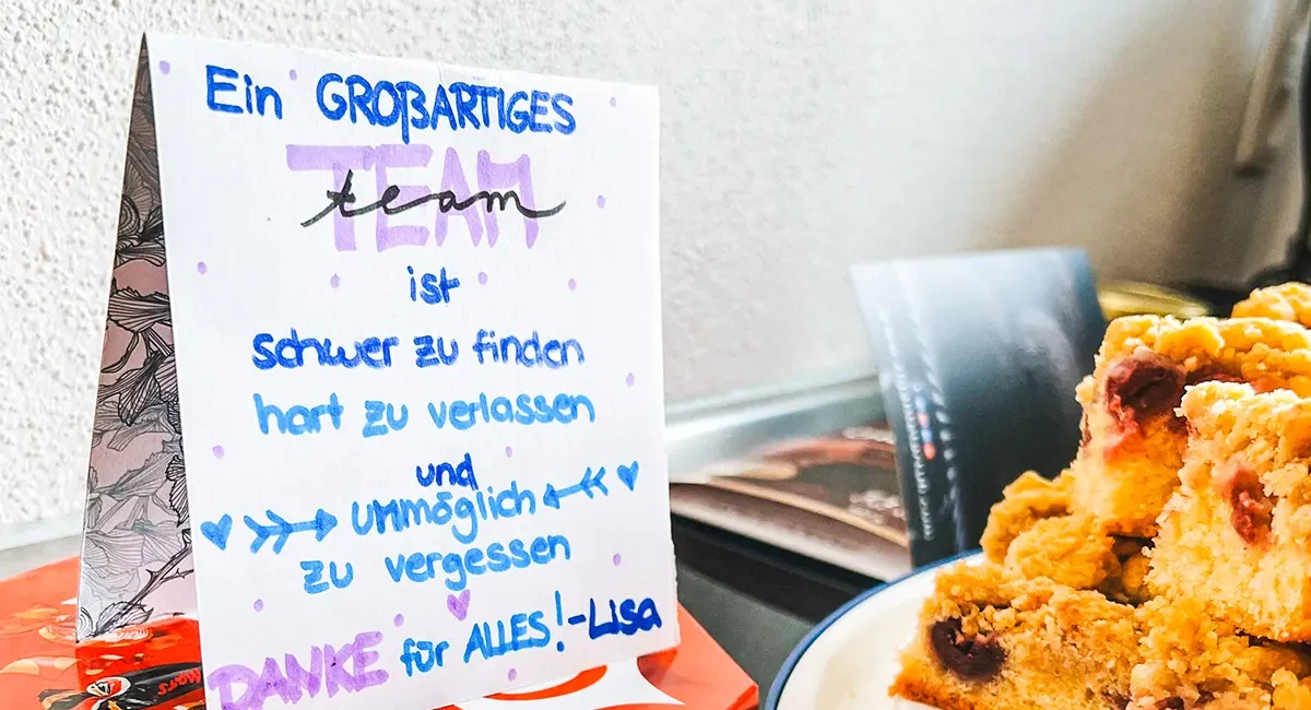 Nette Worte in der Büroküche zur Verabschiedung einer Praktikantin