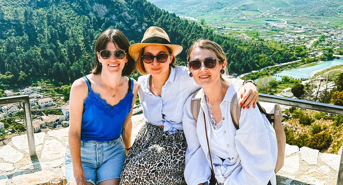 Unsere Reiseplanerinnen auf Infotour in Albanien vor einer schönen Aussicht