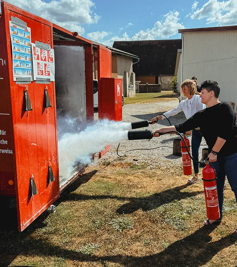 Feuerlöscher Workshop beim Sommerfest von ReiseService VOGT 2025