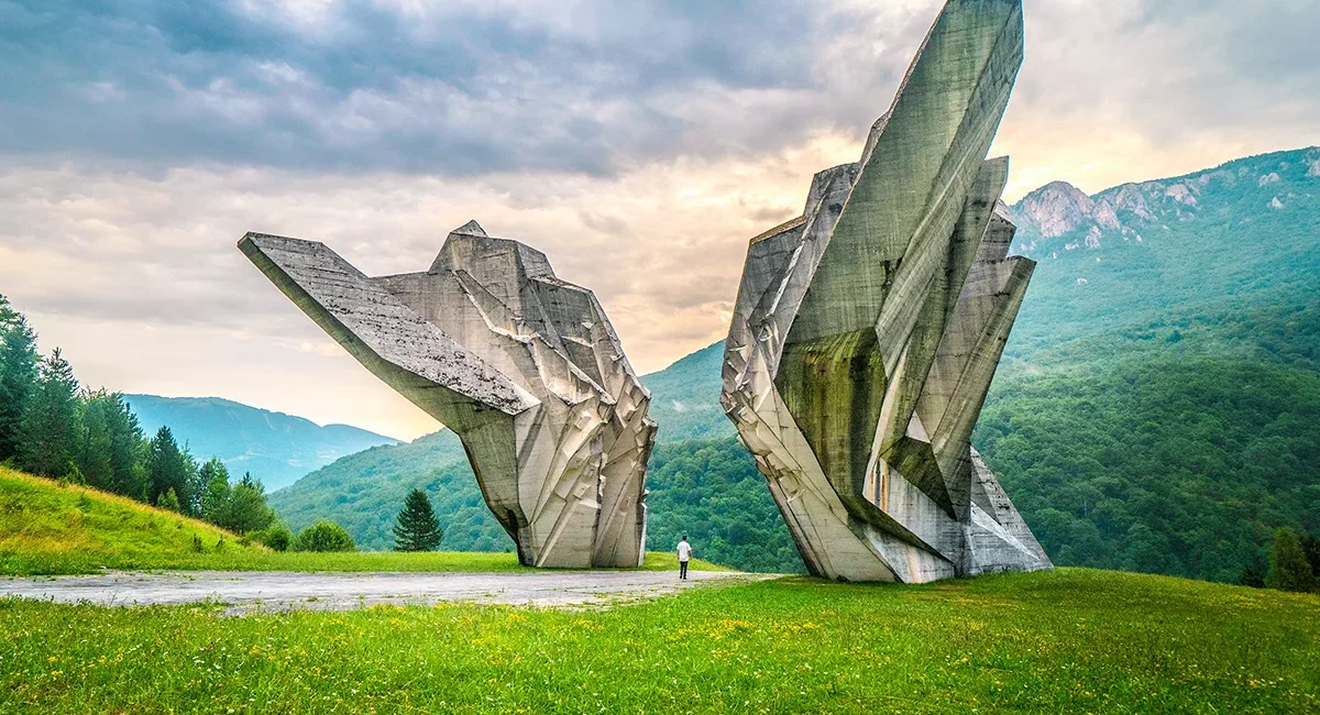 Das aus Stein erbaute Kriegs-Denkmal Tjentiste in Bosnien und Herzegowina