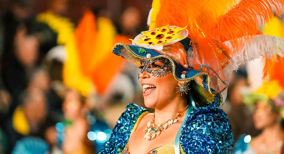 Eine Sambatänzerin mit buntem Federkostüm auf dem Karneval in Rio de Janeiro in Brasilien