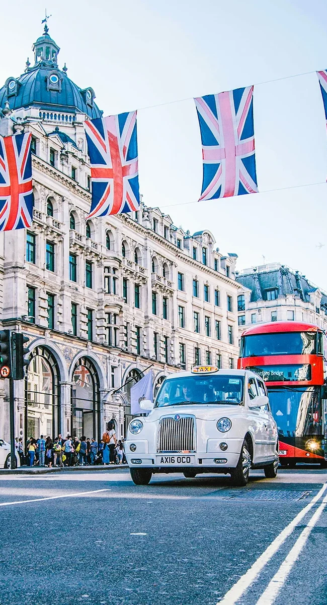 Ein englisches Taxi fährt durch die Straßen Großbritanniens Hauptstadt London