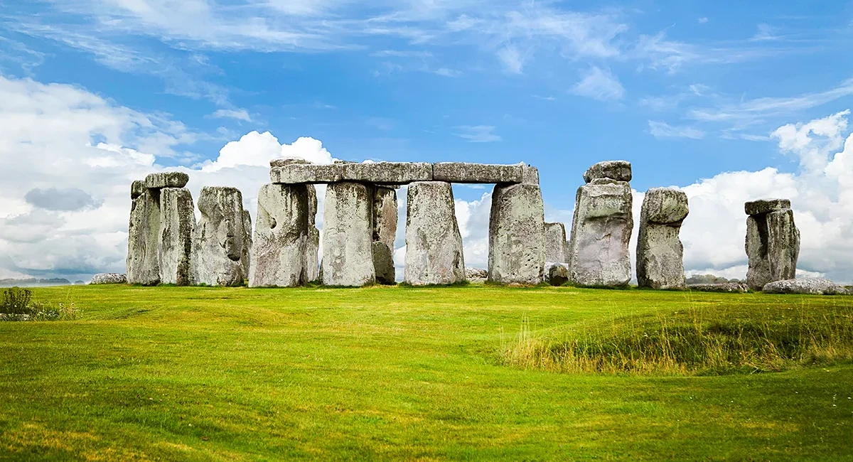 Stonehenge ist ein Megalith-Bauwerk der Jungsteinzeit nahe des Flusses Avon bei Amesbury in Wiltshire, im Südwesten Englands und ist eines der bekanntesten Wahrzeichen der Insel