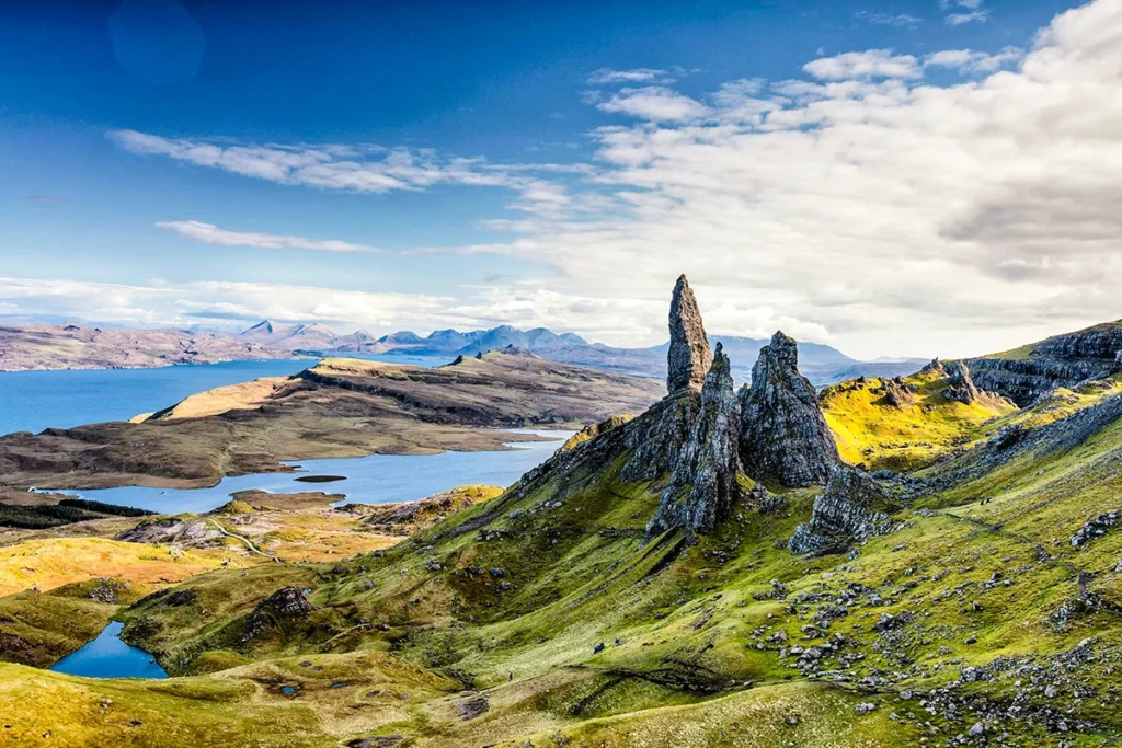 Blick auf die schottischen Highlands in Großbritannien, mit grünen Wiesen und blauen Seeen