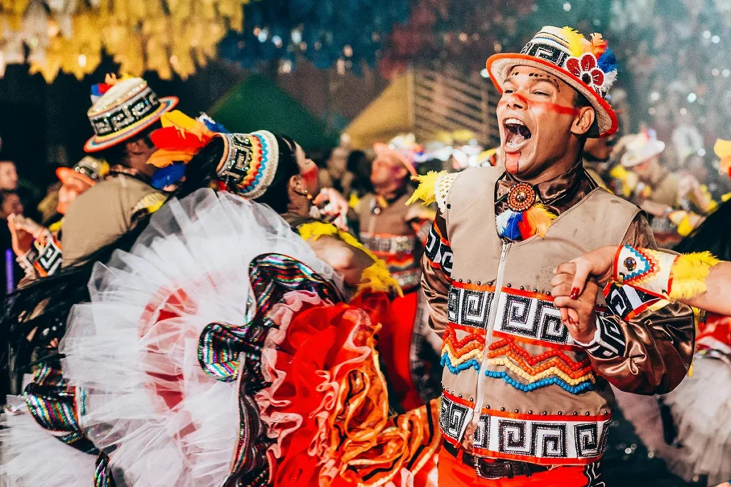 Tanzende Menschen mit bunten Kostümen auf dem Karneval in Rio de Janeiro in Brasilien