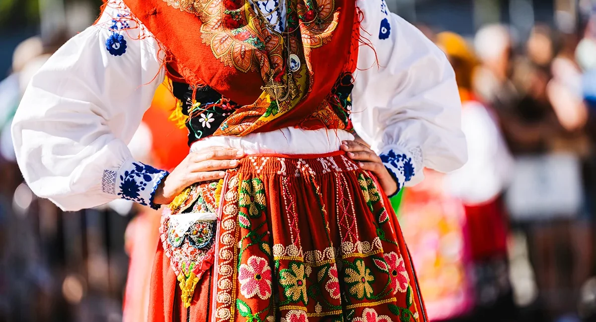 Eine Frau in traditioneller Tracht des bulgarischen Folklore