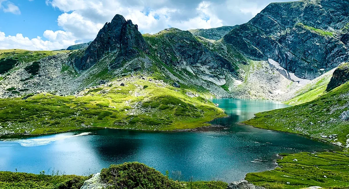 Blick auf einen der berühmten Sieben Rila-Seen im Rilagebirge in Bulgarien.