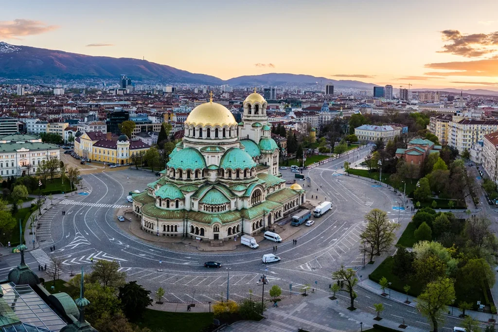 Sonnenuntergang über der bulgarischen Hauptstadt Sofia, mit Blick auf die Alexander-Newski-Kathedrale