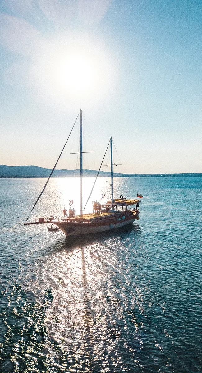 Ein altes Segelboot an der Küste von Sozopol, einer Kleinstadt in Bulgarien