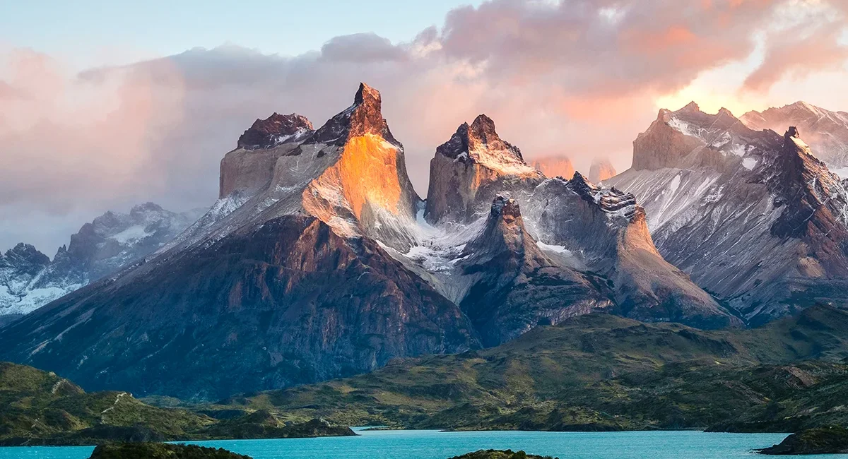 Sonnenuntergang am Pehoé See in Chile, mit Blick auf den blauen See und die majestätische Bergkette mit schneebedeckten Felsen
