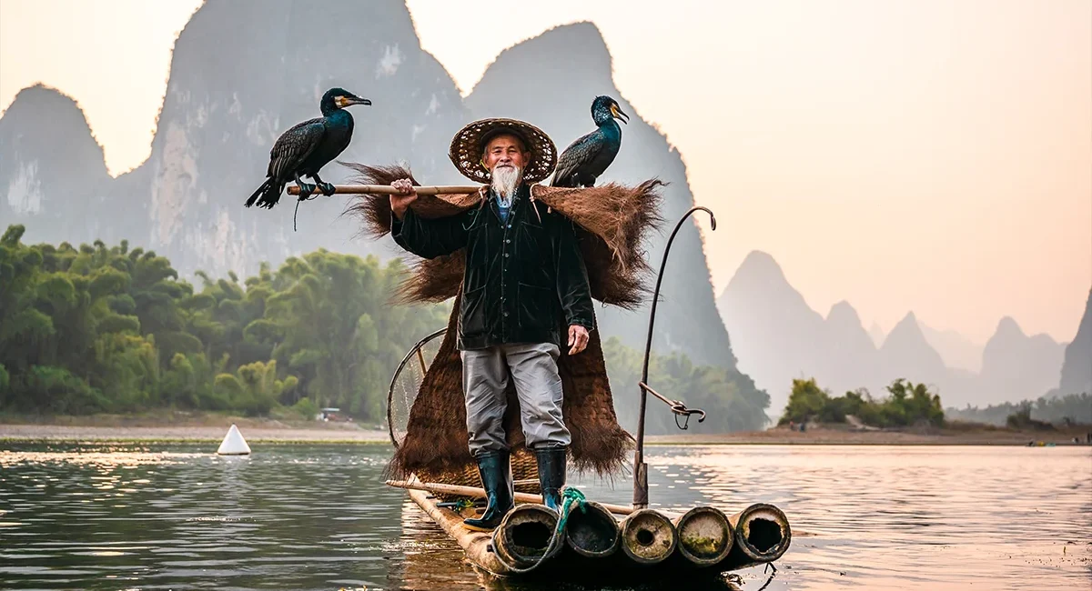 Chinesischer Kormoran Fischer auf einem traditionellen Floß