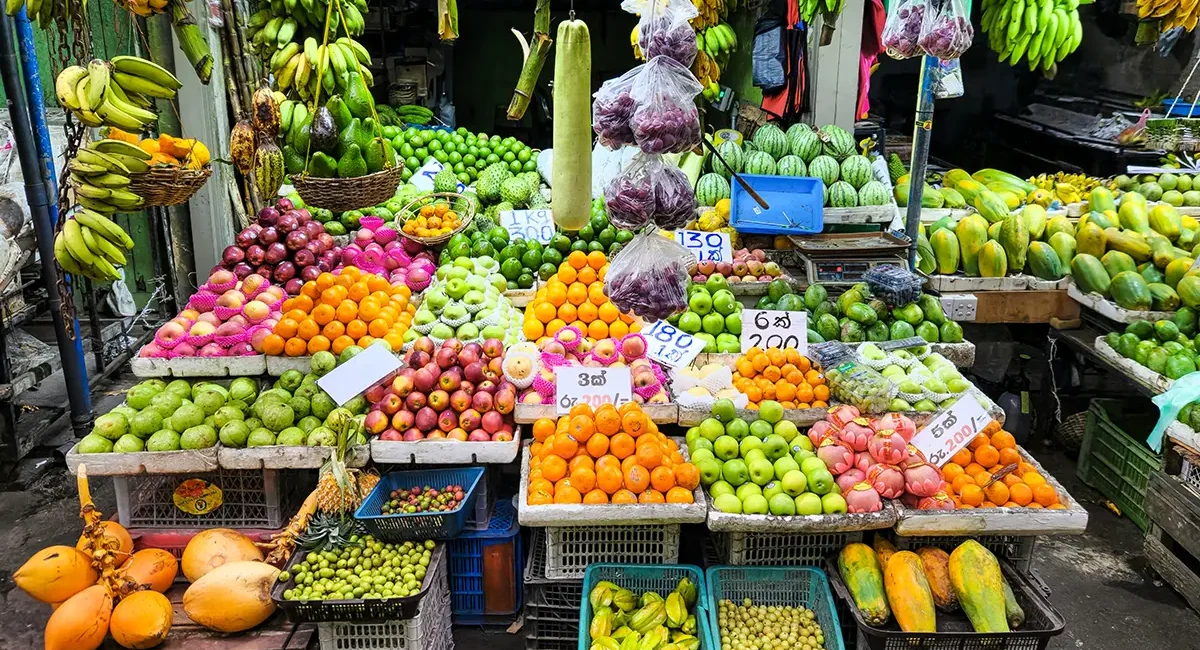 Ein Marktstand in Sri Lanka mit einer Vielzahl an verschiedenen Früchten.