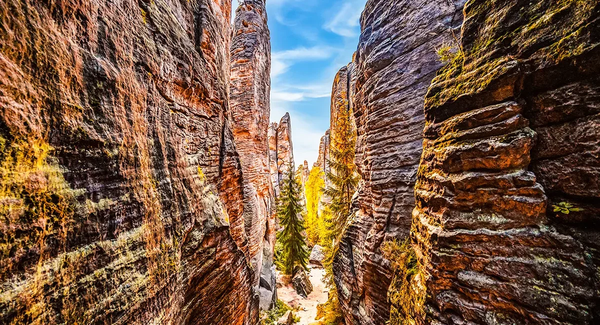 Die engen Canyons im Sandsteinlabyrinth der Prachauer Felsen in der Region Böhmisches Paradies in Tschechien.