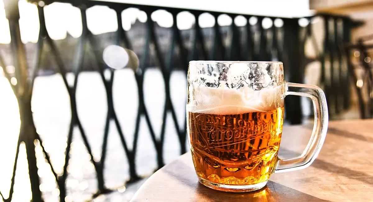Ein frisch gezaptes Bier einer tschechischen Brauerei im Sonnenlicht.