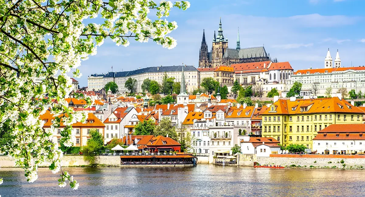 Blick über die Moldau hinüber auf die Prager Burg und die Kleinseite am Ufer von Prag an einem schönen Frühlingstag.