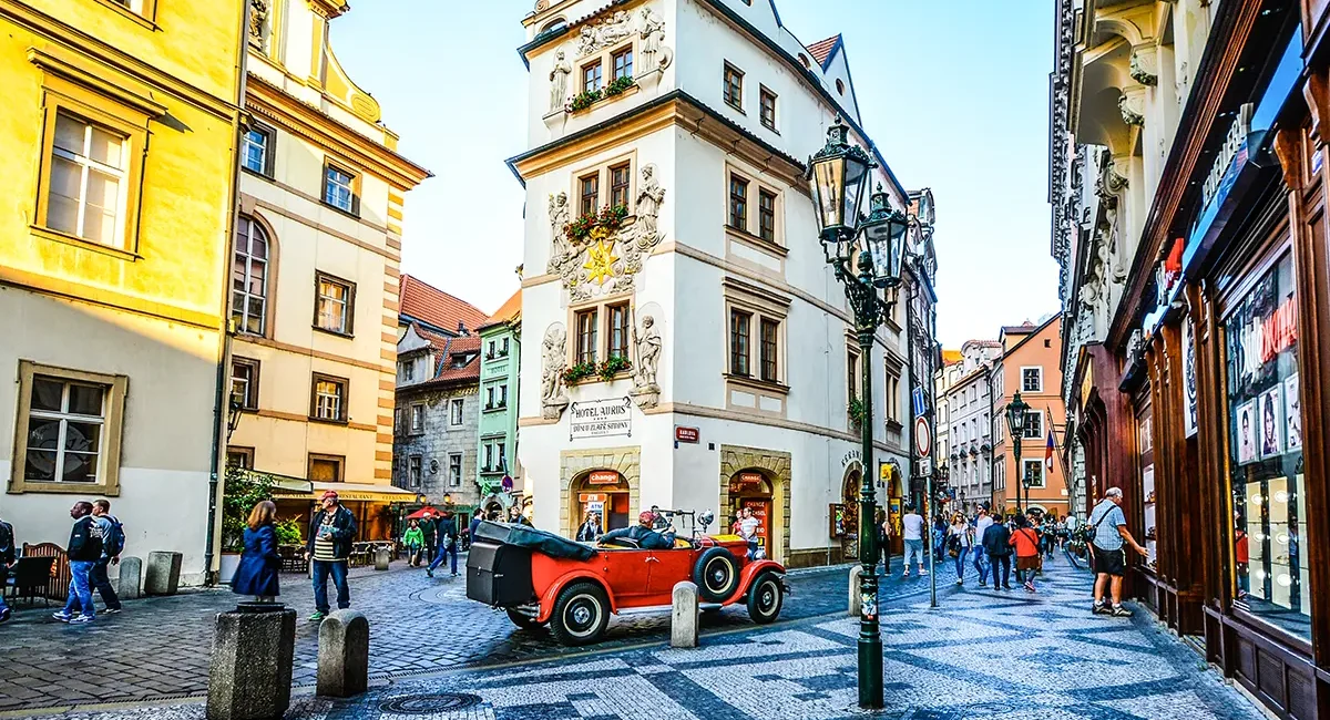 Die belebte Karlsgasse in der Prager Altstadt, bekannt für ihre malerische Umgebung und historischen Gebäude.