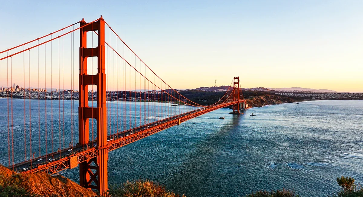 Die rote Golden Gate Bridge in San Francisco bei Sonnenuntergang.