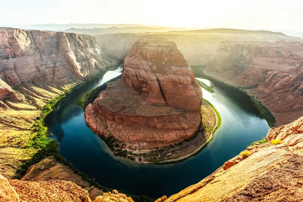 Die berühmte hufeisenförmige Flussschleife des Colorado Rivers in den USA.
