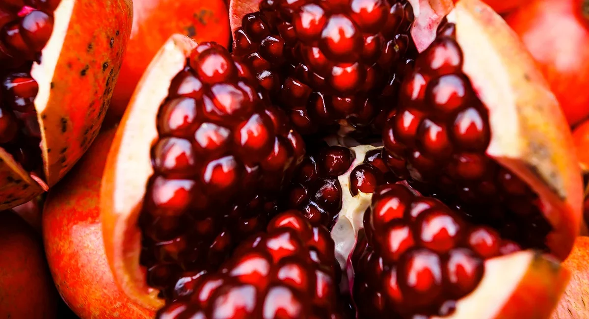 Ein frisch aufgeschnittener Granatapfel aus Usbekistan.